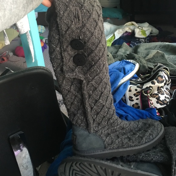 KNIT SWEATER UGGS - STILL FOR SALE - Picture 2 of 4